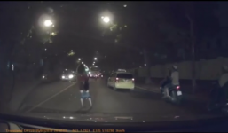 Tài xế giật mình tránh cô gái ngoại quốc có biểu hiện kỳ quặc trên phố