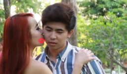 Các chàng trai chết lặng khi được người đẹp cưỡng hôn