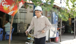 Khắc Việt làm công nhân bốc gạch, bán cá viên chiên, xe ôm để mưu sinh 