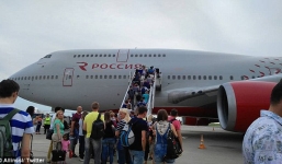 Máy bay trễ 7 tiếng vì nữ hành khách đòi ly hôn chồng