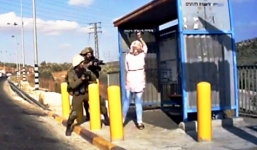 Video: Binh sĩ Israel bắn hạ người phụ nữ cầm dao tấn công