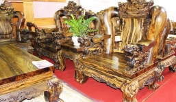 Đại gia Sài thành chi 2,2 tỷ mua bộ bàn ghế kỳ lân 7 tấn