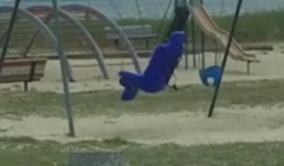 Lạ kỳ xích đu tự chuyển động trong công viên bỏ hoang ở Mỹ