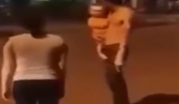 Thanh niên nghi 'ngáo đá' vừa bế con, vừa đánh vợ trên đường