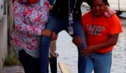 Nữ phóng viên bị sa thải vì để người dân bế qua chỗ nước ngập