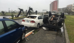 Siêu bão Nepartak có tốc độ gió hơn 200 km/h lật đổ nhiều ô tô