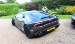 Đại gia chơi trội dùng Lamborghini Huracan để rán trứng