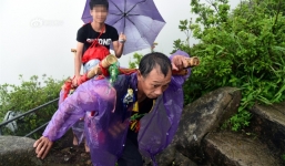 Muốn làm Trạng nguyên, nam sinh gây bức xúc khi thuê cụ già 60 kiệu lên núi