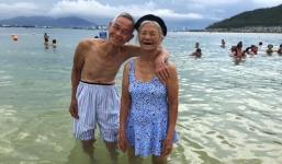 Bức ảnh cụ bà 87 tuổi nắm tay cụ ông trên biển 'gây bão' mạng