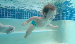Dạy học bơi: Mách nhỏ bí quyết giúp trẻ tránh chứng sợ nước