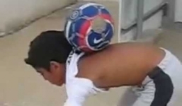 Video: Cậu bé 10 tuổi làm 'xiếc' với trái bóng giống hệt Ronaldinho