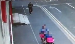 Người mẹ trẻ bị tấn công tình dục trước mặt con nhỏ