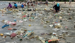 Rác Trung Quốc 'du lịch' tại bờ biển Hồng Kông