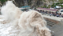 Siêu bão Nepartak giật cấp 17, biển động dữ dội