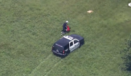 Video: Cảnh sát nhảy khỏi trực thăng truy đuổi trộm như phim hành động