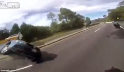 Video: Cô gái giành tay lái với bạn trai khiến ô tô gây tai nạn