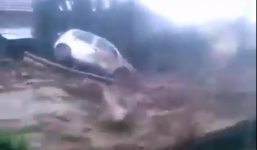 Video: Lũ dữ điên cuồng cuốn phăng mọi thứ ở Trung Quốc