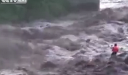 Video: Nghẹt thở giải cứu người đàn ông kẹt trong lũ dữ