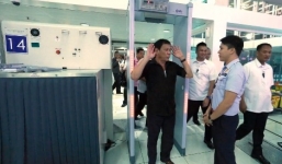 Tổng thống Philippines cũng bị kiểm tra an ninh khi đi máy bay