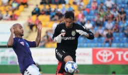 Thua ngược Hà Nội T&T, cầu thủ B.Bình Dương bị nghi dính tiêu cực