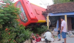 Xe khách giường nằm đâm sập nhà dân khiến 5 người bị thương nặng
