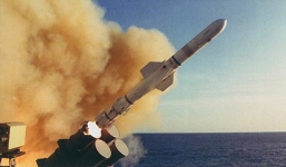 Video: Tên lửa Harpoon diệt gọn tàu chiến ở cách 100 km