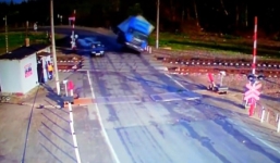 Vào cua tốc độ cao, xe tải lật ngay trên đường tàu