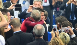 Video: Ronaldo vui sướng vì được Sir Alex tri ân ngay trên sân 