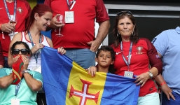 Mẹ Ronaldo phẫn nộ vì con trai phải rời sân sớm