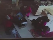 Video: Tai nạn giao thông, bé gái 8 tuổi bị kẹt giữa đầu xe ô tô