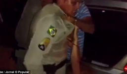 Video: Cha giật súng bắn chết cảnh sát để bảo vệ con trai