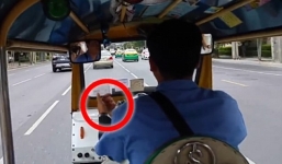 Tài xế tuk tuk tiếp tay cho kẻ cắp giật đồ của khách du lịch trên phố