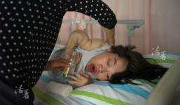 Hành trình làm mẹ xúc động của người phụ nữ mắc bệnh giòn xương