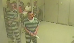 Hy hữu tù nhân phá cửa buồng giam cứu quản giáo bị đột quỵ