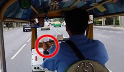Video: Đang đi xe tuk tuk ở BangKok khách bị giật túi xách táo tợn