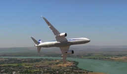 Video: Phi công Nhật 'làm xiếc' với Boeing nặng hơn 200 tấn