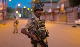 Cảnh sát Ấn Độ bị người dân xô xuống sông chết đuối