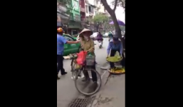 Khóc tu tu giữa phố vì bị dân phòng 'cướp hàng': Tịch thu trái luật!