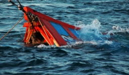 Nhóm người Trung Quốc dùng dùi cui đánh đập ngư dân Việt Nam