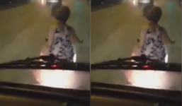 'Nữ xế' sành điệu, đầu trần ung dung lượn lờ không cho ô tô vượt