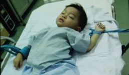 Bé trai 5 tuổi nuốt kim dài 4cm vào bụng