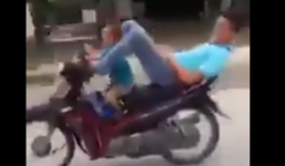Xôn xao clip 'kẹp' trẻ nhỏ vào giữa hai chân rồi nằm lái xe