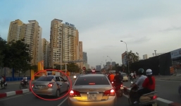 Tài xế VinaTaxi ngang nhiên đi ngược chiều trong giờ cao điểm