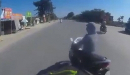 Nữ 'Ninja' sang đường bị phượt thủ chạy tốc độ cao đâm ngã