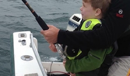 Cá mập trắng 3,6m bị 'tóm' bởi cậu bé 6 tuổi