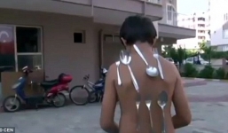 Lạ kỳ bé 9 tuổi bị biến thành cục nam châm  mỗi khi tức giận