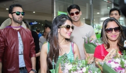 Dàn sao 'Cô dâu 8 tuổi' rạng rỡ vẫy tay chào fan Việt