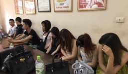 Hà Nội: Hàng chục chân dài ăn mặc 'mát mẻ' bị tạm giữ