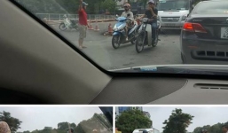 Hành động đẹp của 'soái ca' trong lúc tắc đường gây sốt dân mạng