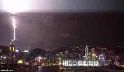 Bầu trời Hong Kong bị 'xé toang' bởi gần 10.000 tia sét